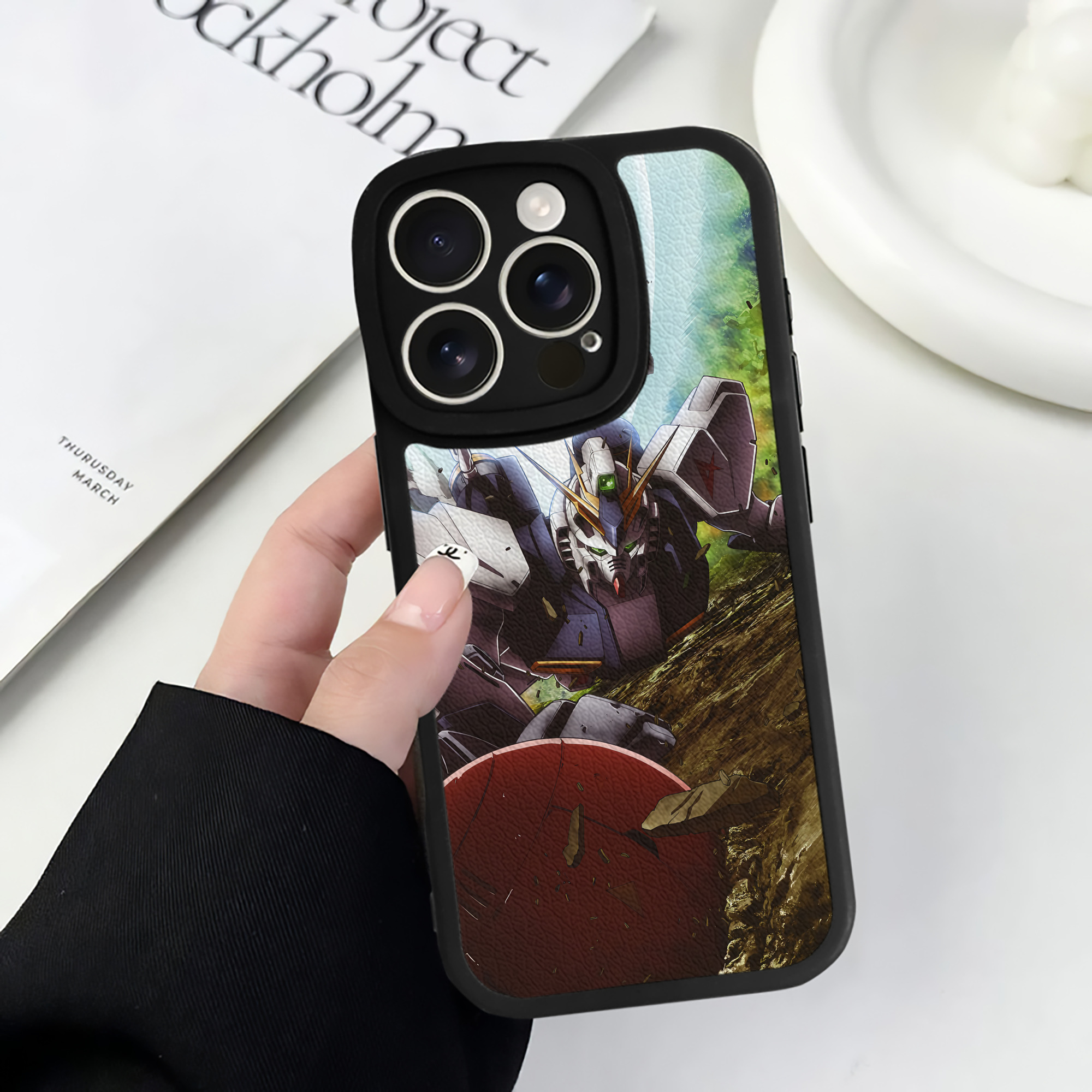 （画像用） 機動戦士ガンダム Mobile Suit Gundam 【iPhone 16シリーズ対応】シリコンスマホケース（レザー調） 材質：シリコン